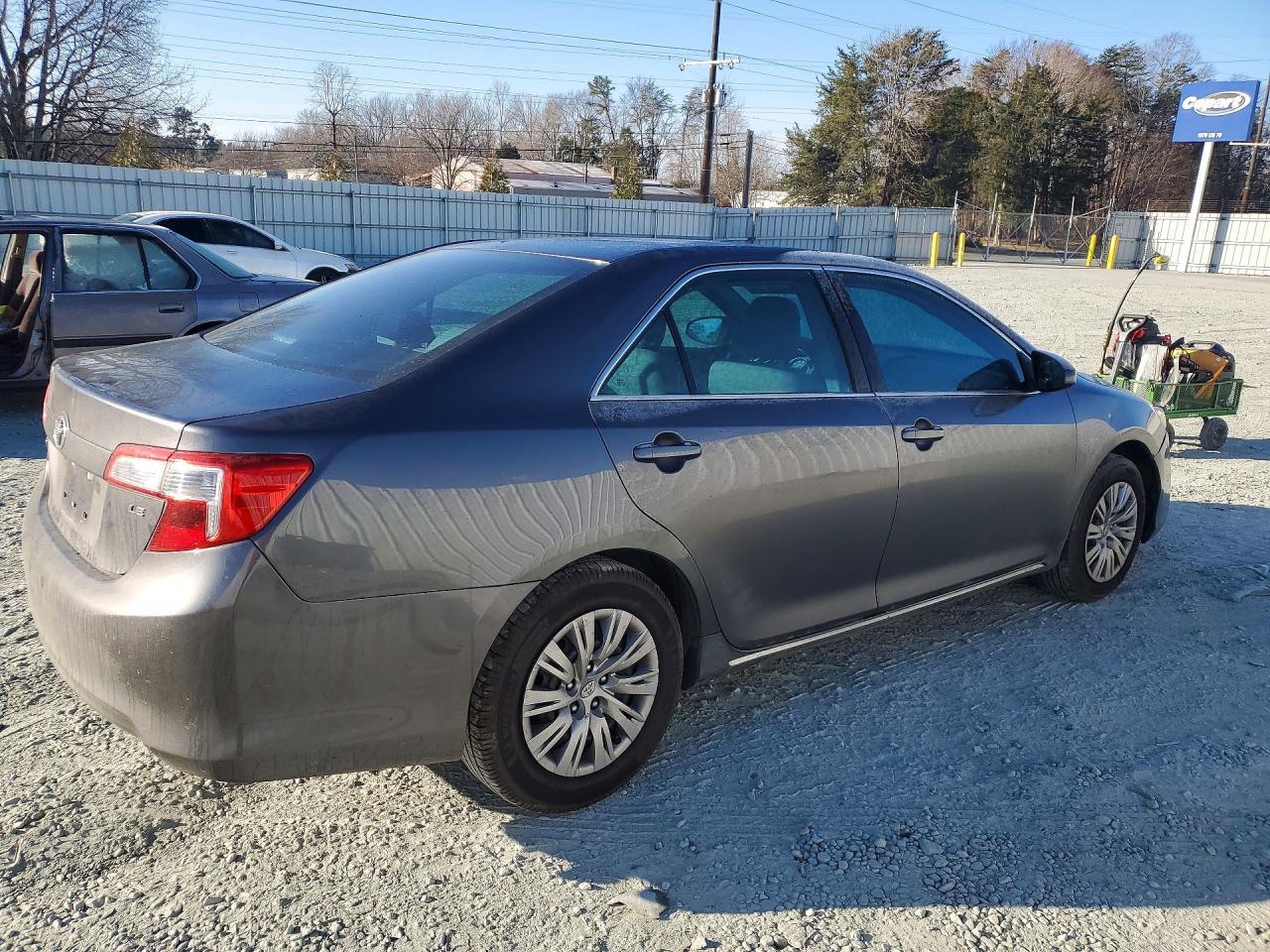 2014 Toyota Camry L - Фото 3