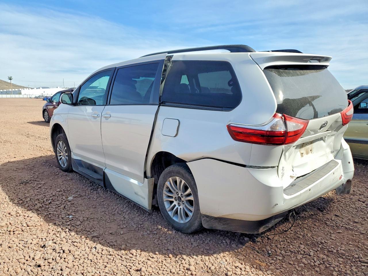 2015 Toyota Sienna Xle 8-Passenger - Image 2