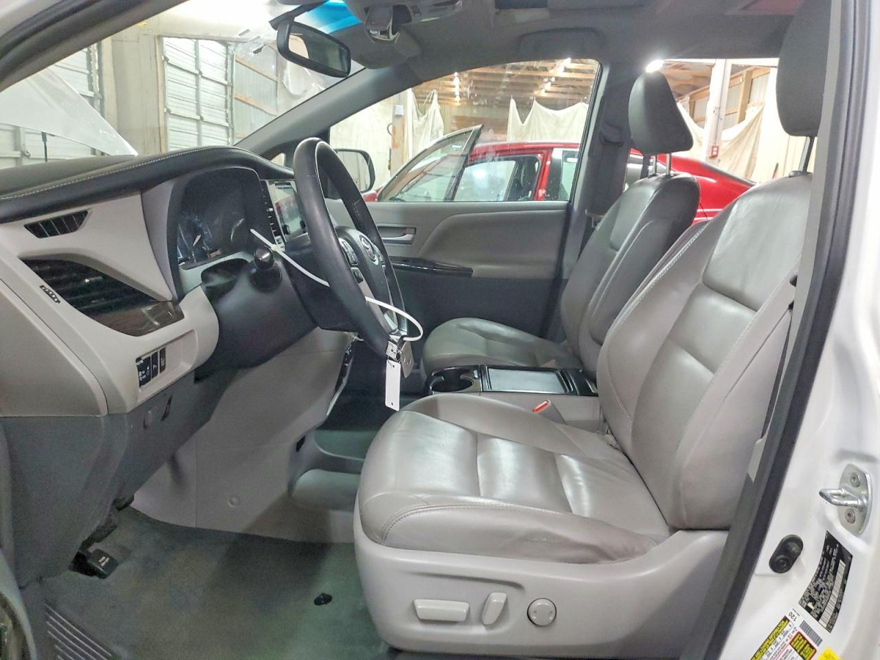 2017 Toyota Sienna Xle - Image 7