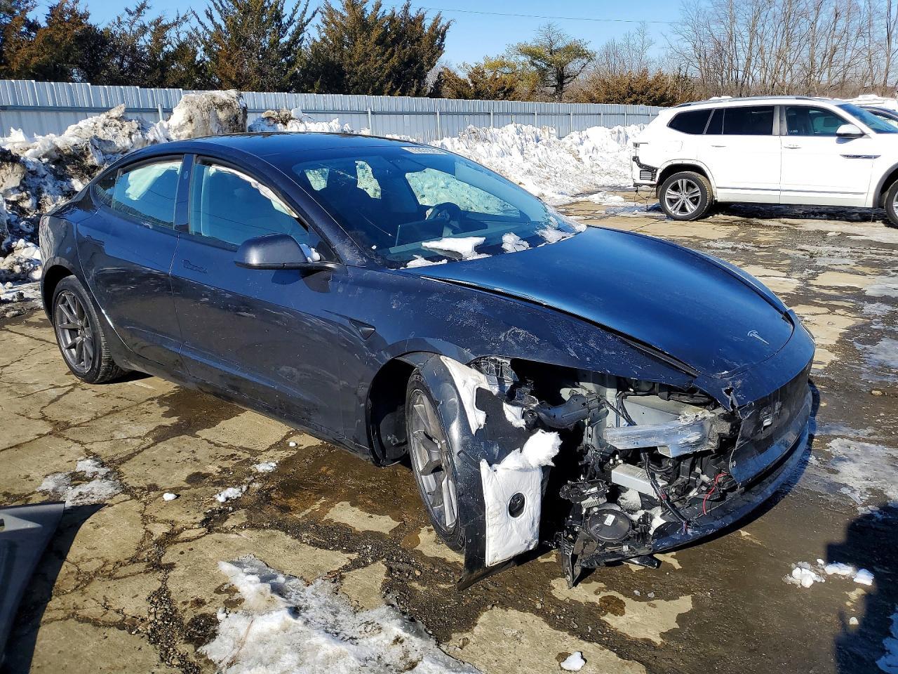 2025 Tesla Model 3 - Фото 4
