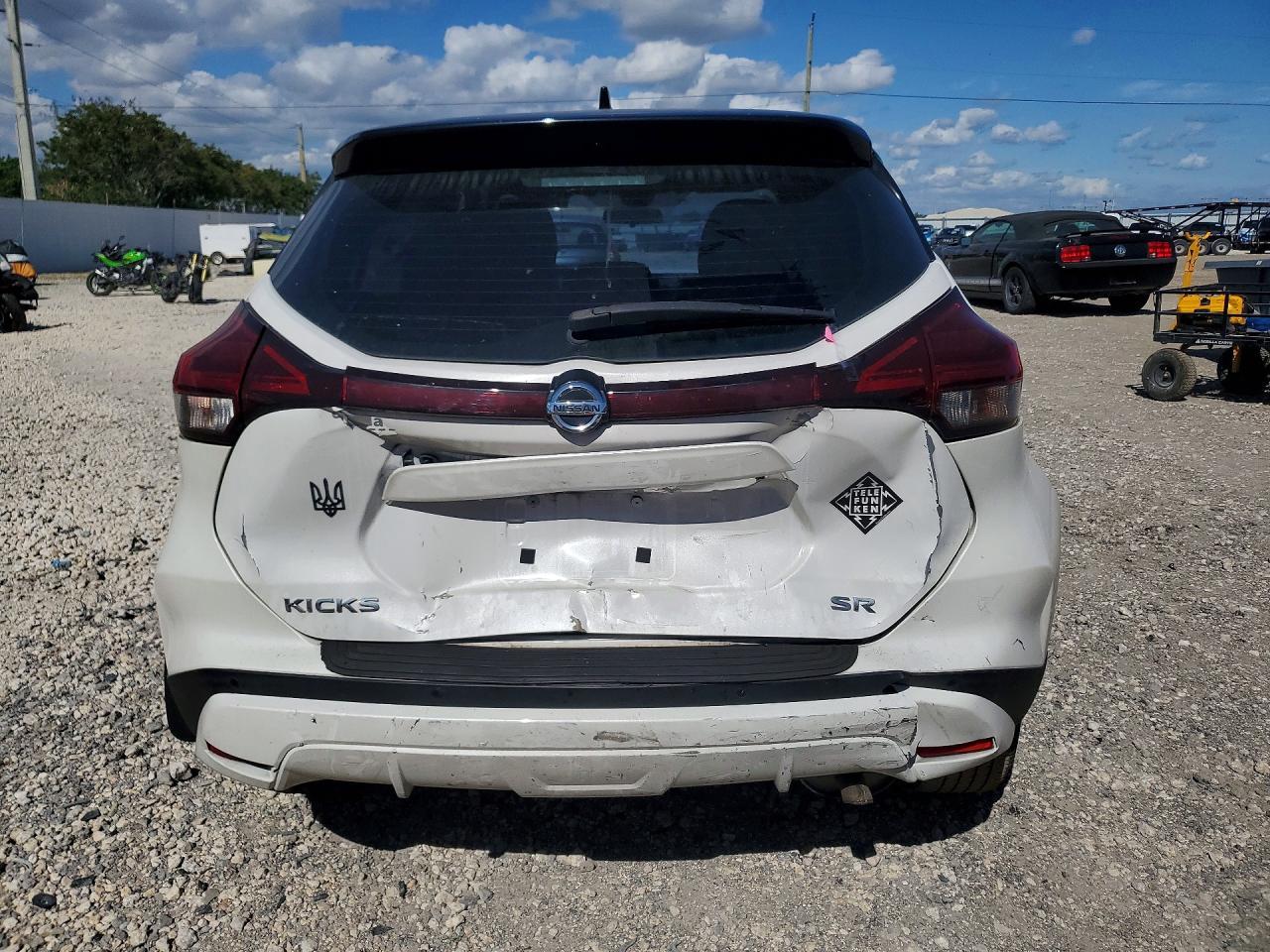 2021 Nissan Kicks Sr - Image 6