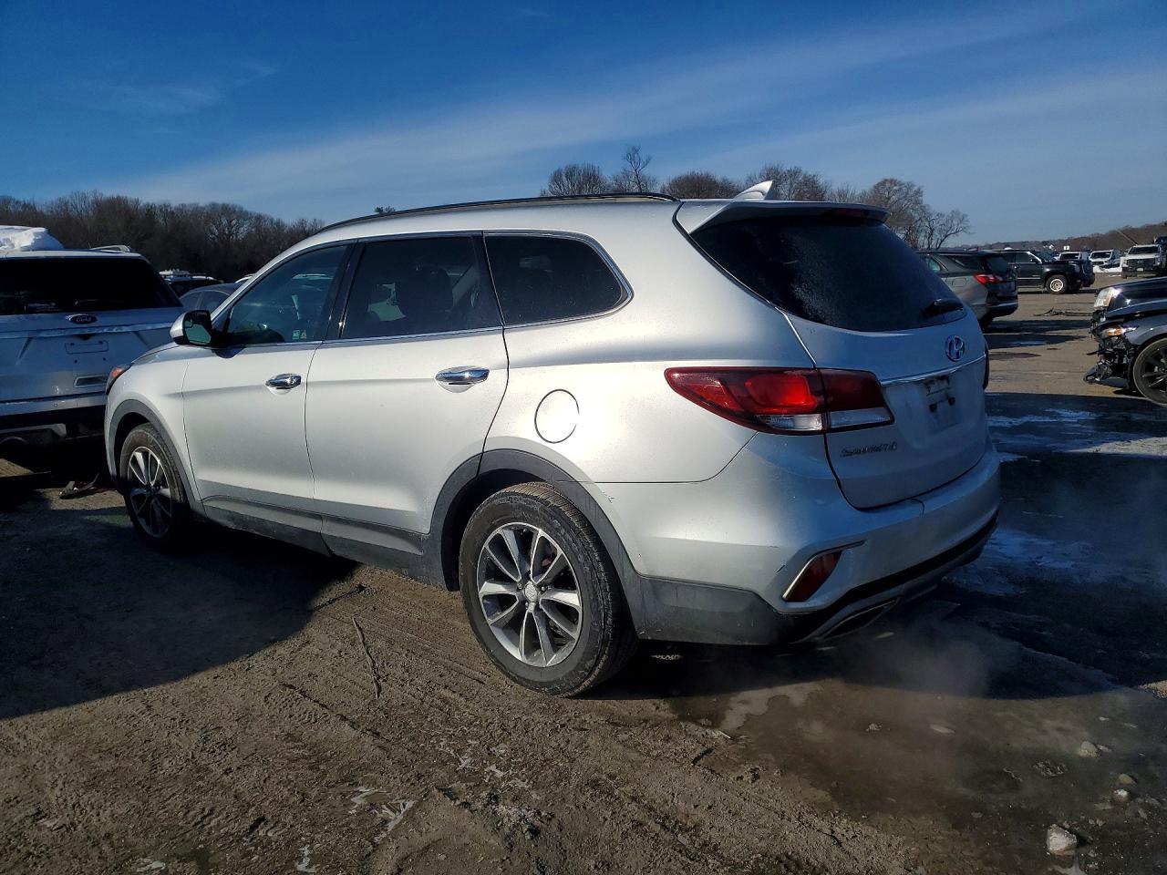 2017 Hyundai Santa Fe Se - Фото 2