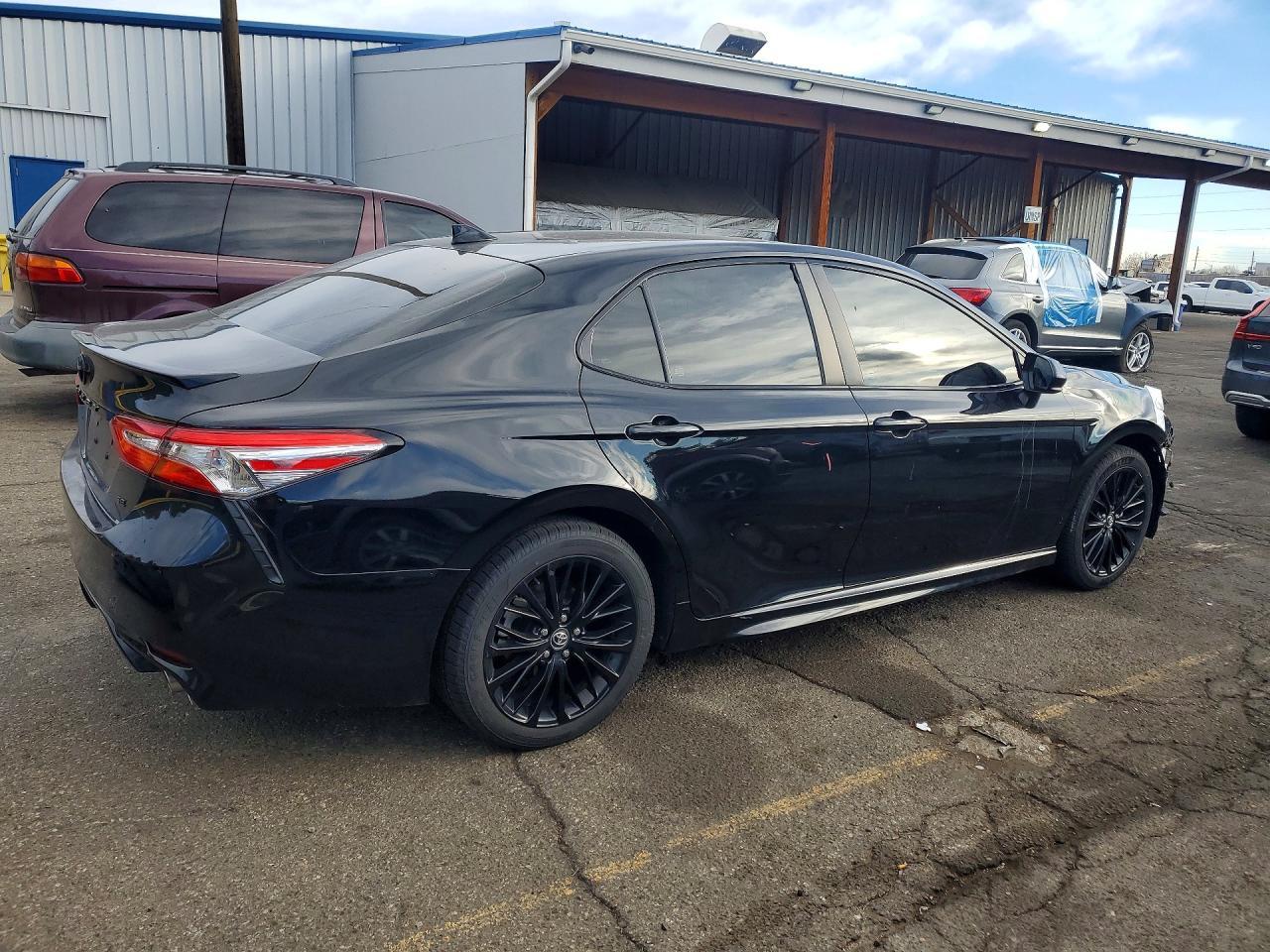 2020 Toyota Camry Se - Фото 3