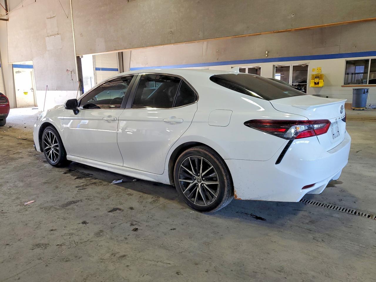 2023 Toyota Camry Se - Фото 2