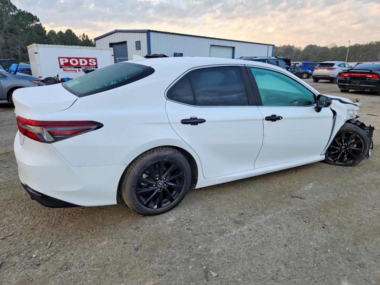 2022 Toyota Camry Le - Фото 3