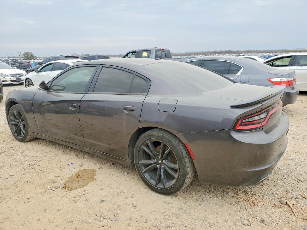 2018 Dodge Charger Sxt - Image 2