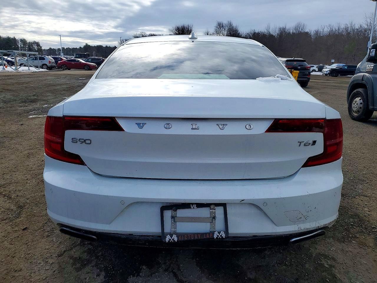 2018 Volvo S90 T6 Momentum - Image 6