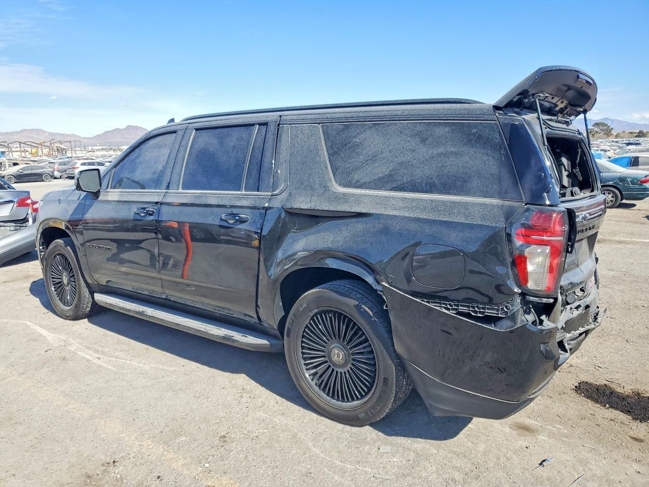 2021 Chev Suburban C - Фото 2