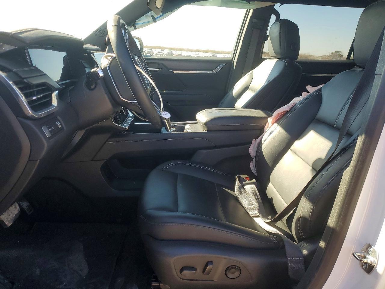 2025 GMC Acadia Elevation - Image 7