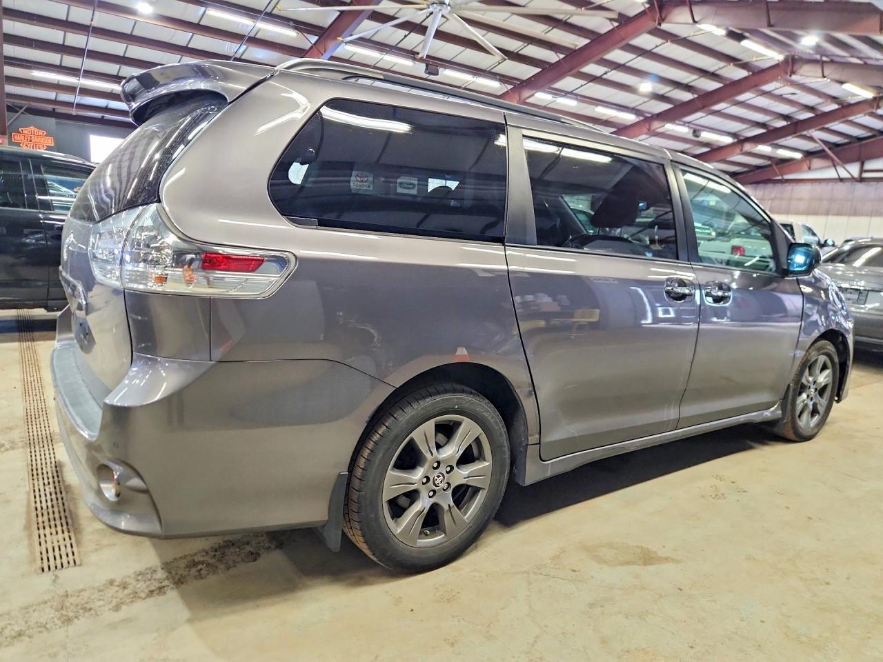 2020 Toyota Sienna Se - Image 3