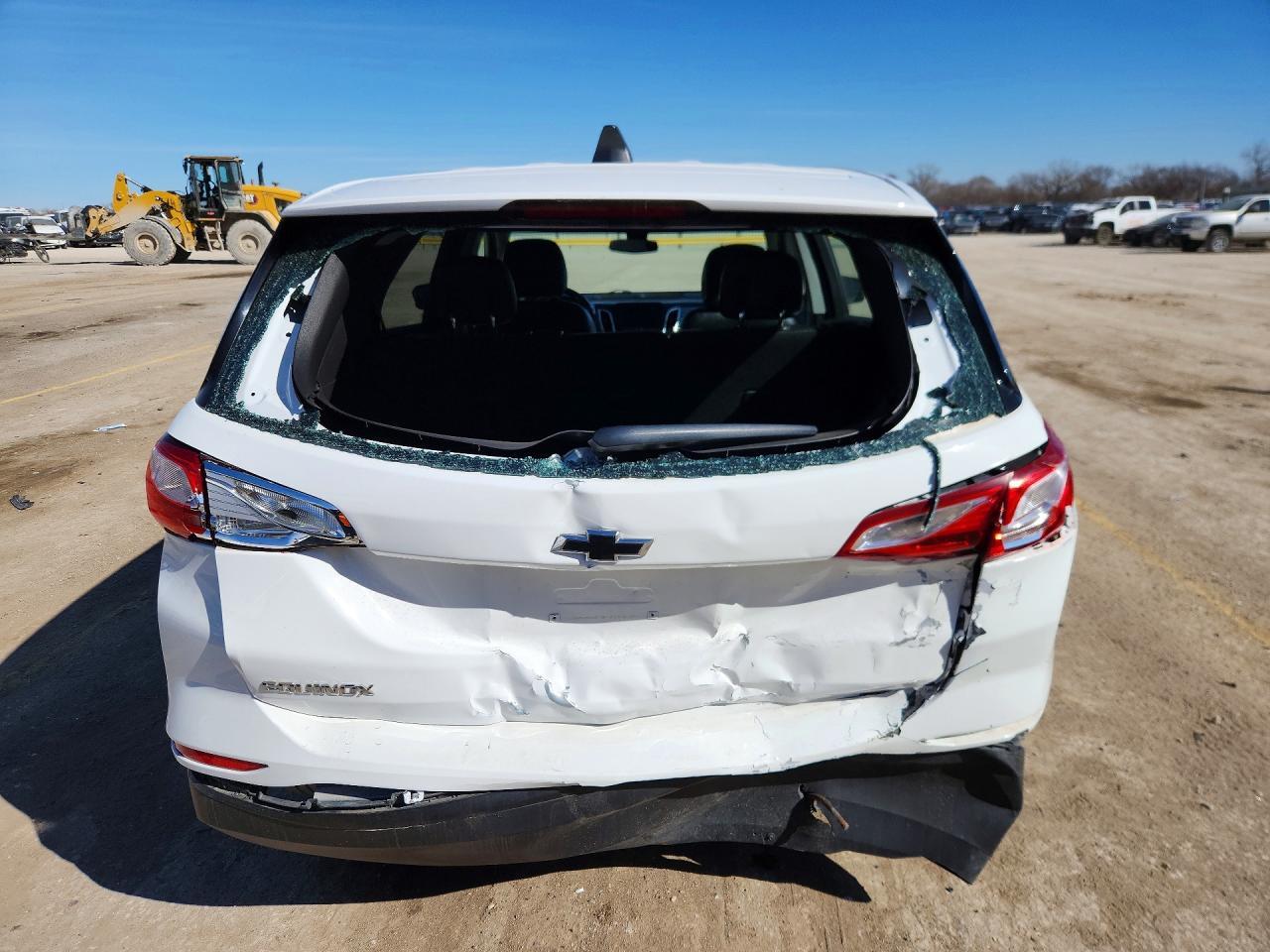 2020 Chev Equinox Ls - Image 6