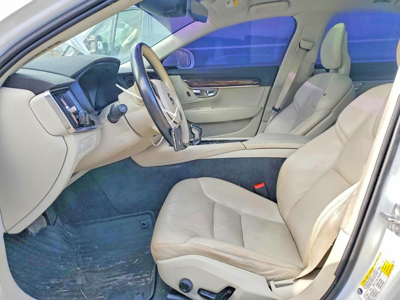 2018 Volvo S90 T6 Momentum - Image 7