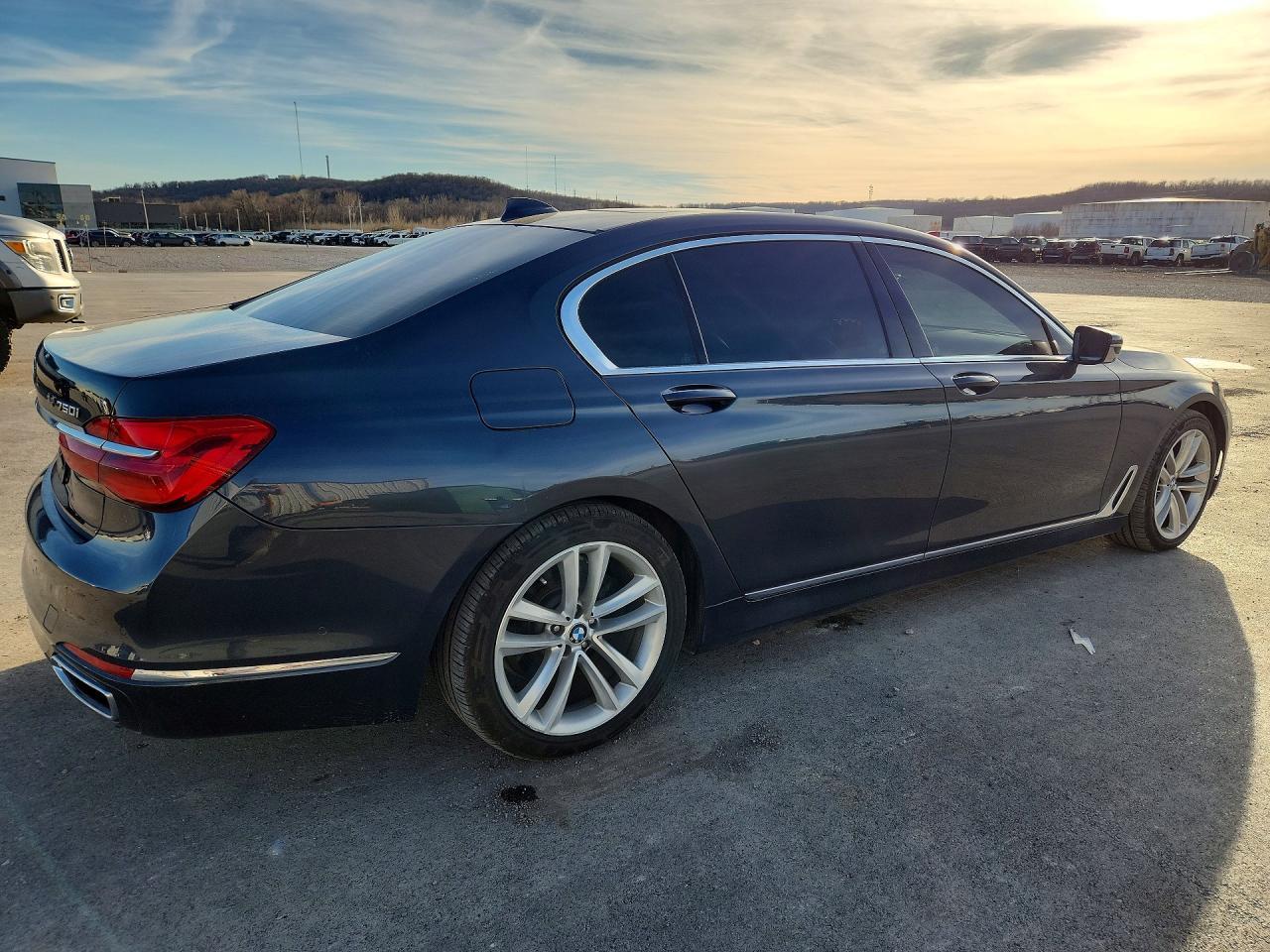 2016 BMW 750 I - Фото 3