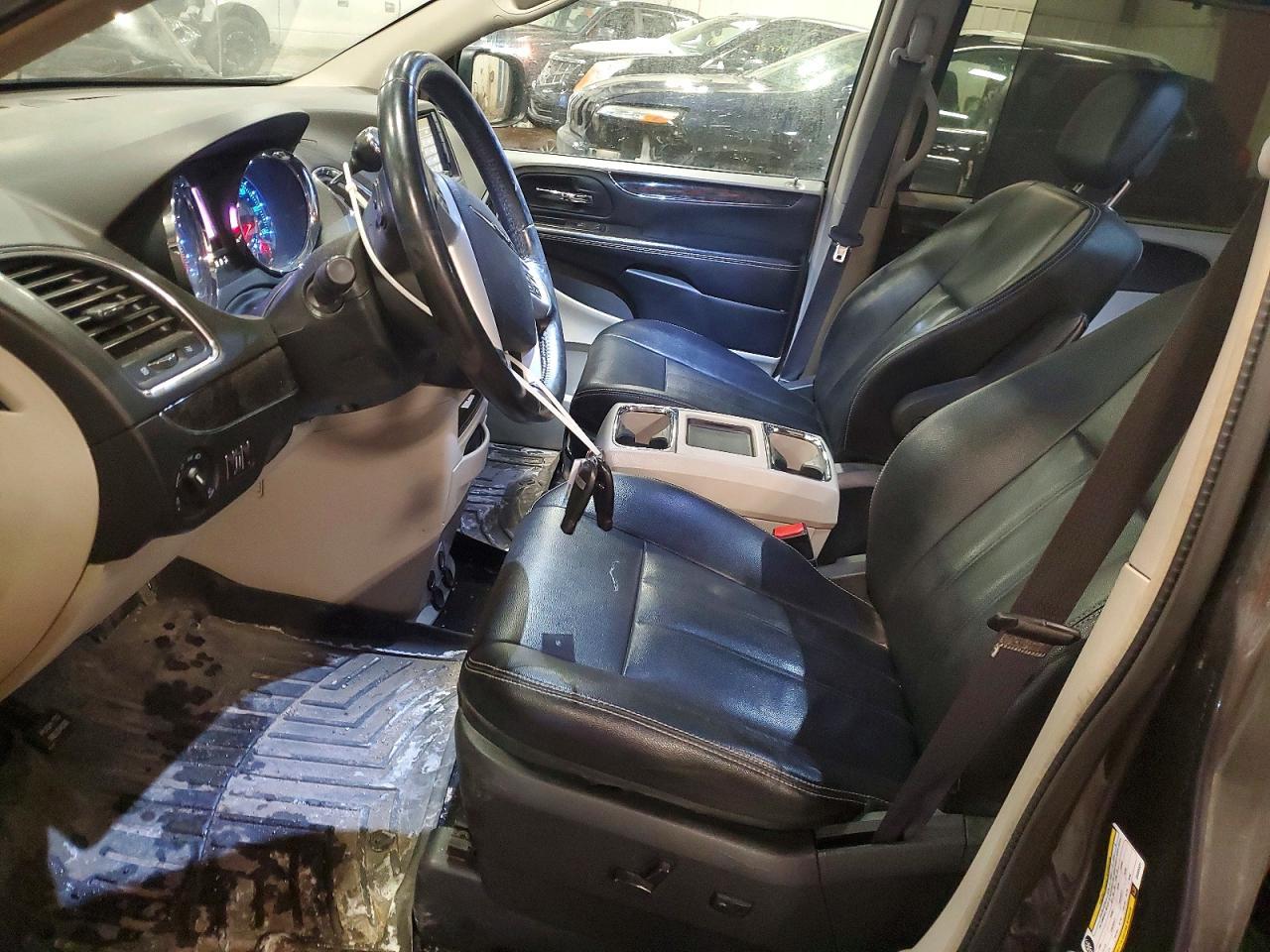 2016 Chrysler Town & Country Touring - Image 7