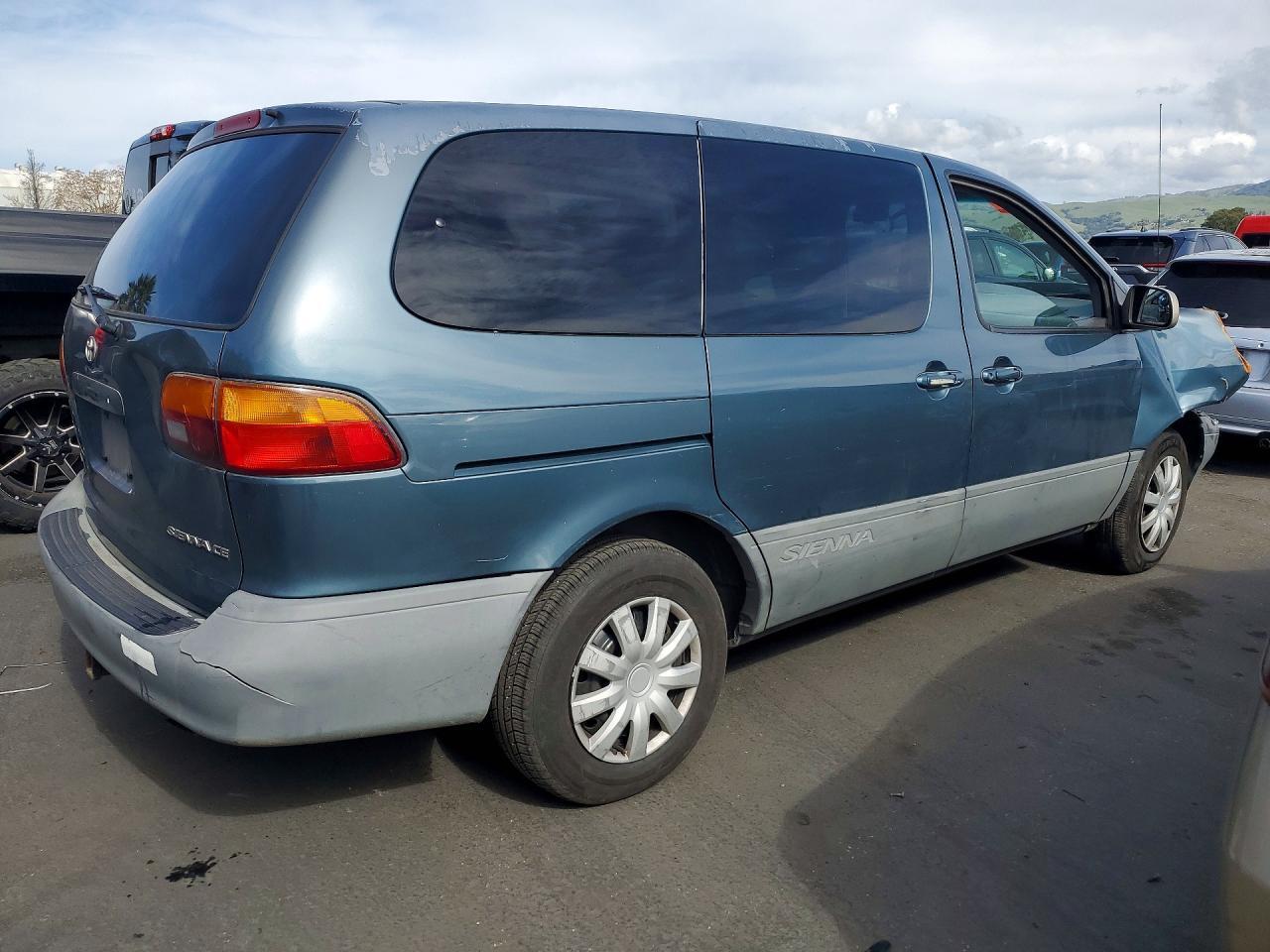 2000 Toyota Sienna Ce - Image 3