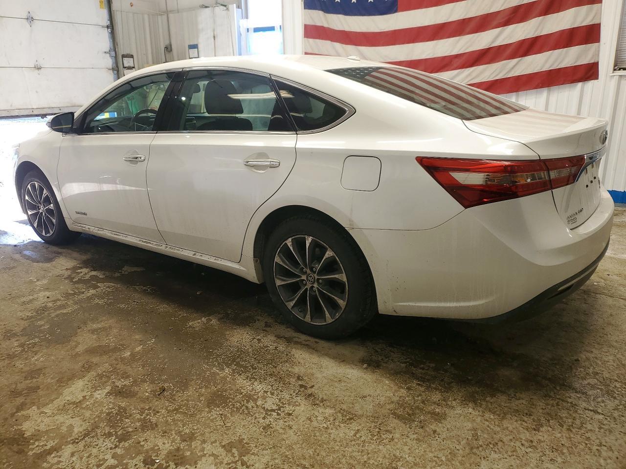 2016 Toyota Avalon Hybrid - Image 2
