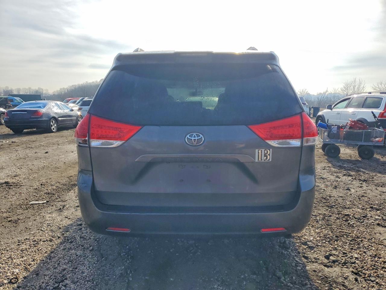 2012 Toyota Sienna Le 8-Passenger - Фото 6
