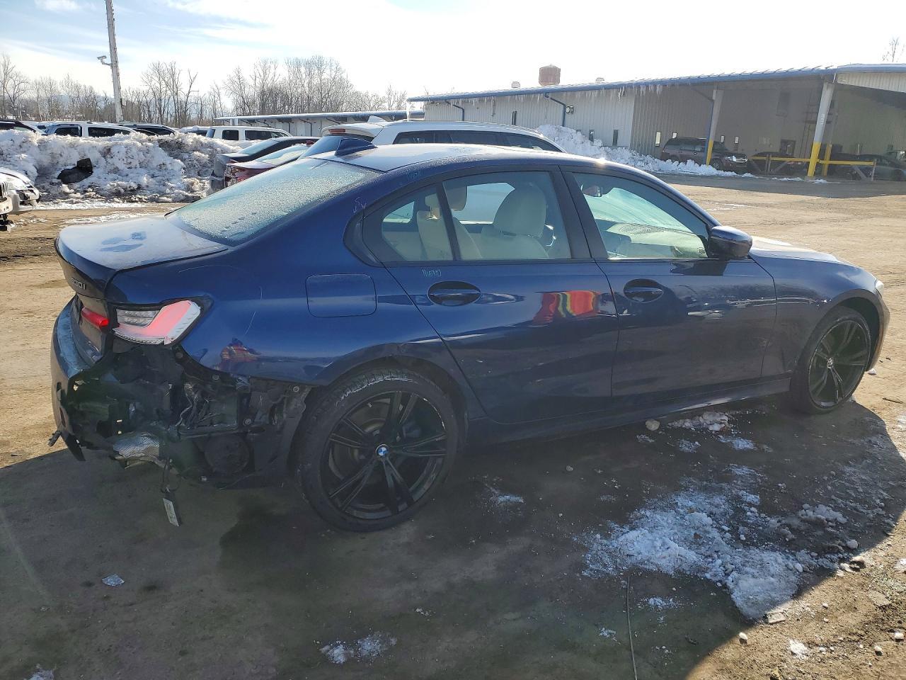 2020 BMW 330Xi - Фото 3