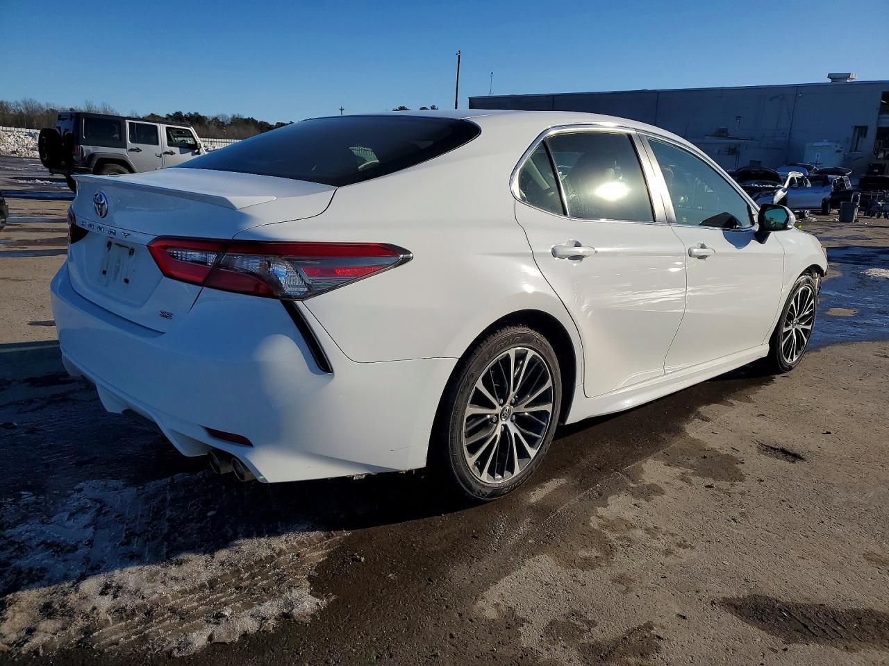 2018 Toyota Camry L - Фото 3