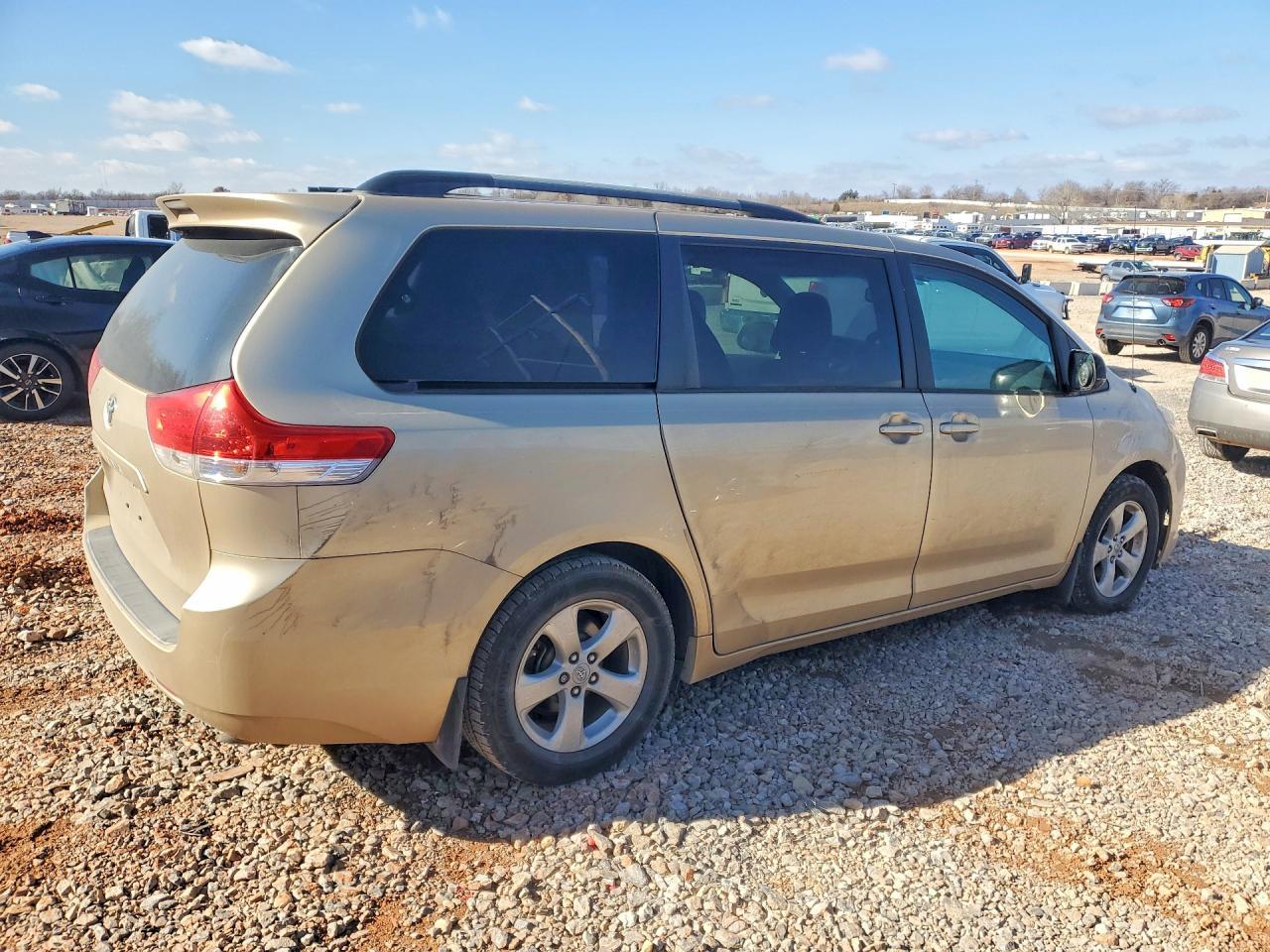 2011 Toyota Sienna Le - Фото 3