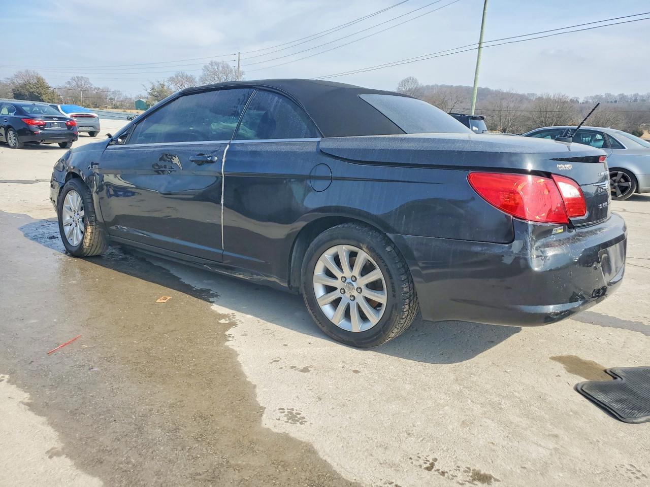 2010 Chrysler Sebring Touring - Image 2
