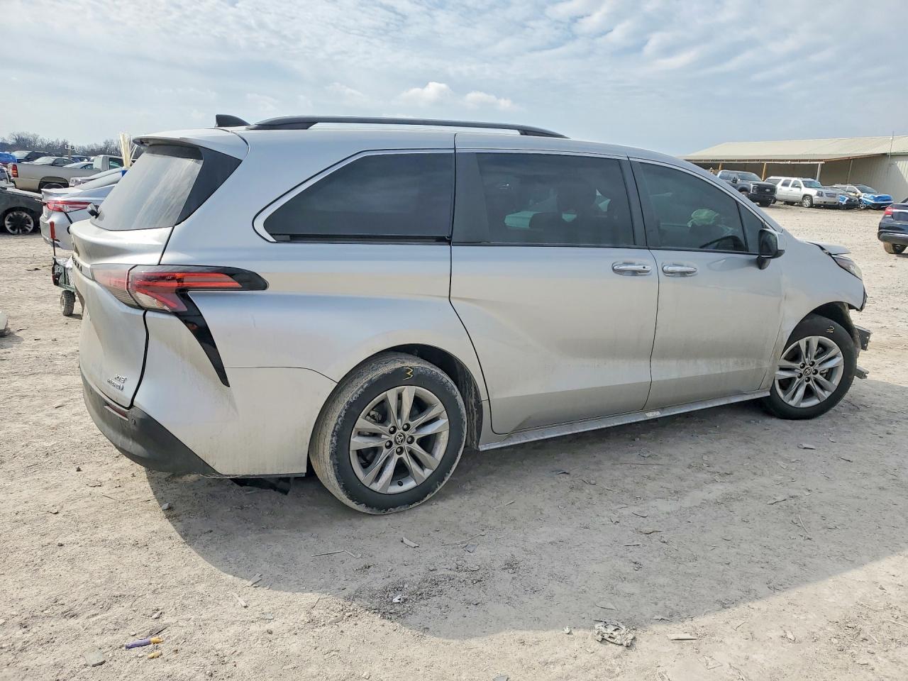 2022 Toyota Sienna Xle - Image 3