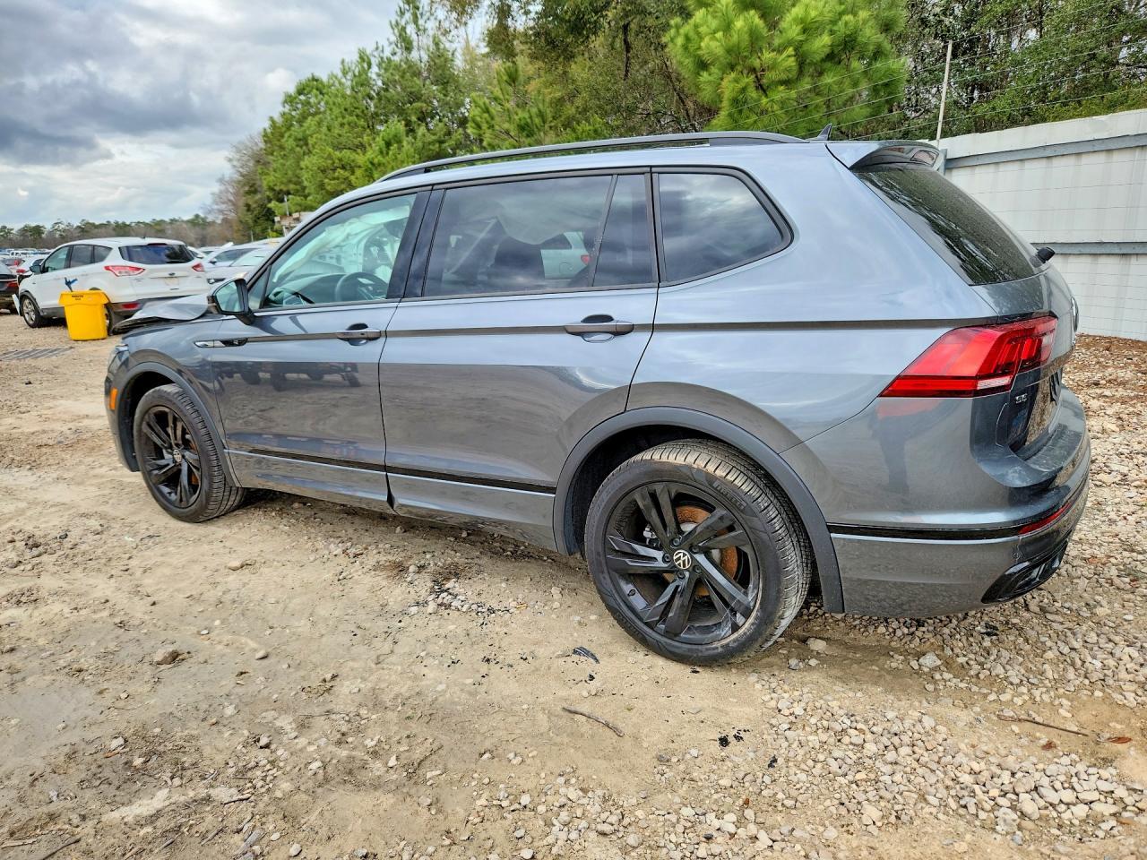 2023 Volkswagen Tiguan Se R-Line Black - Image 2