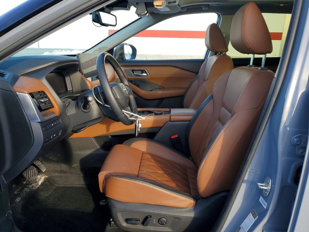 2025 Nissan Rogue Platinum - Image 7