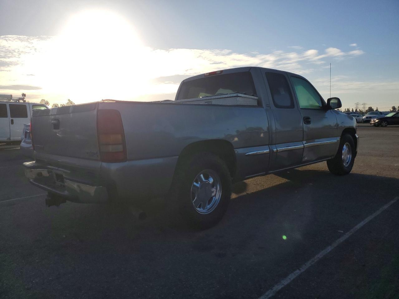 2002 GMC New Sierra C1500 - Фото 3