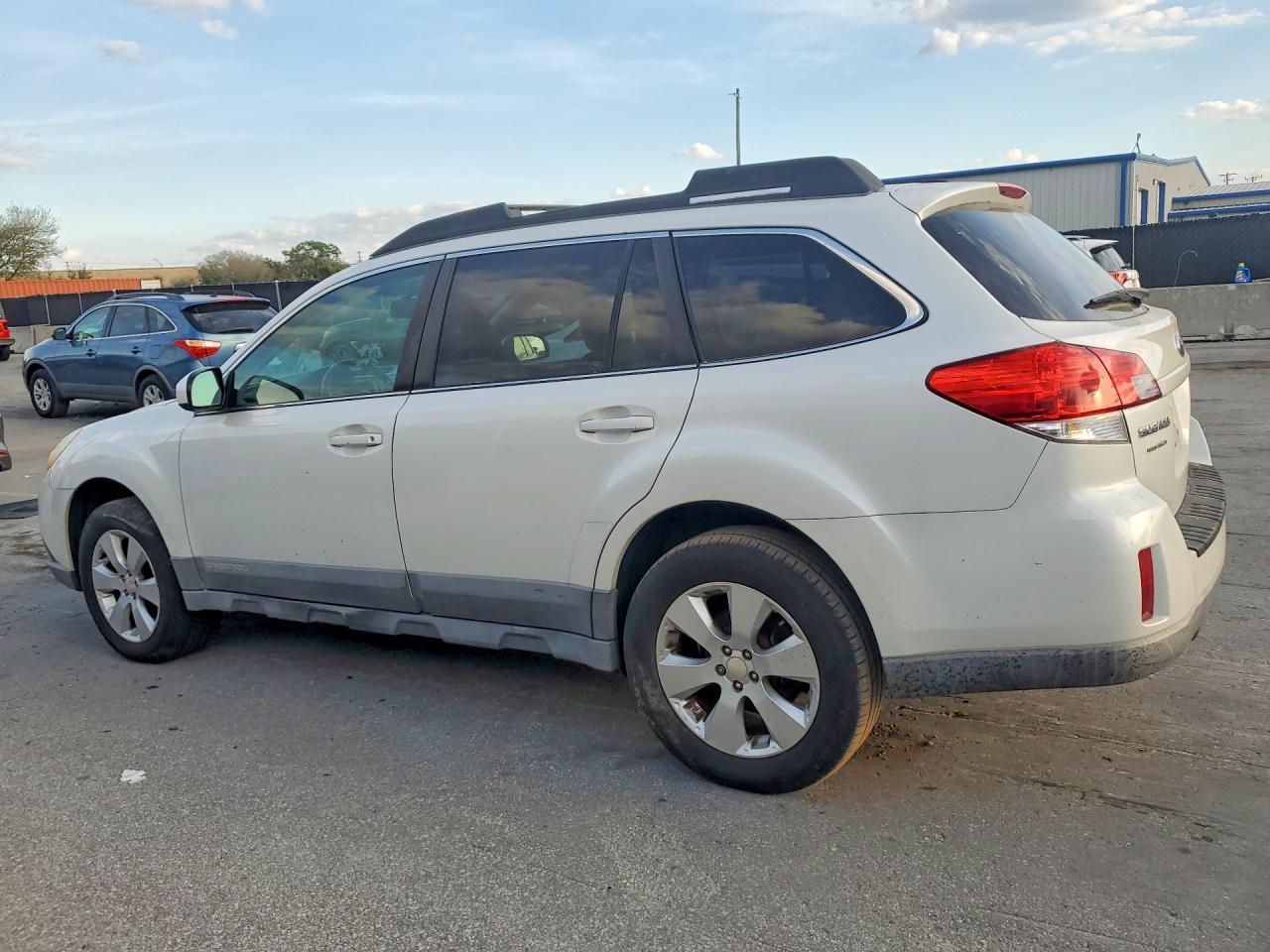 2010 Subaru Outback 2.5I Limited - Фото 2