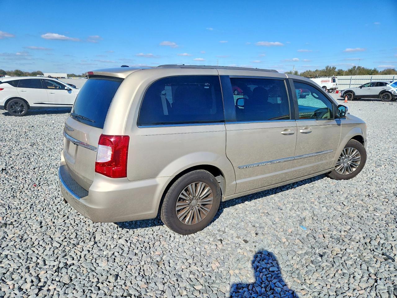 2016 Chrysler Town & Country Touring L - Фото 3