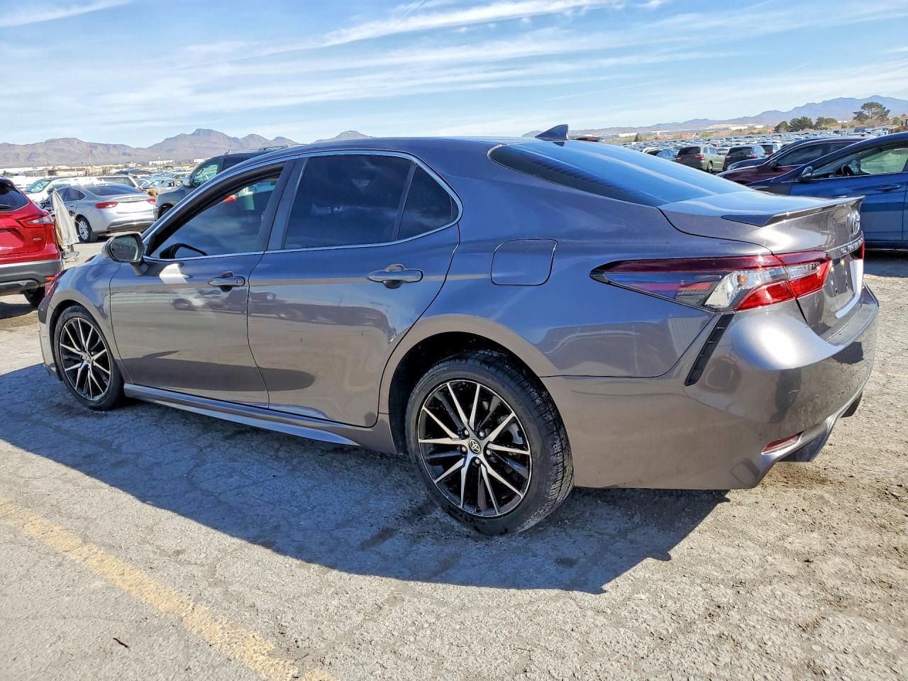2021 Toyota Camry Se - Фото 2