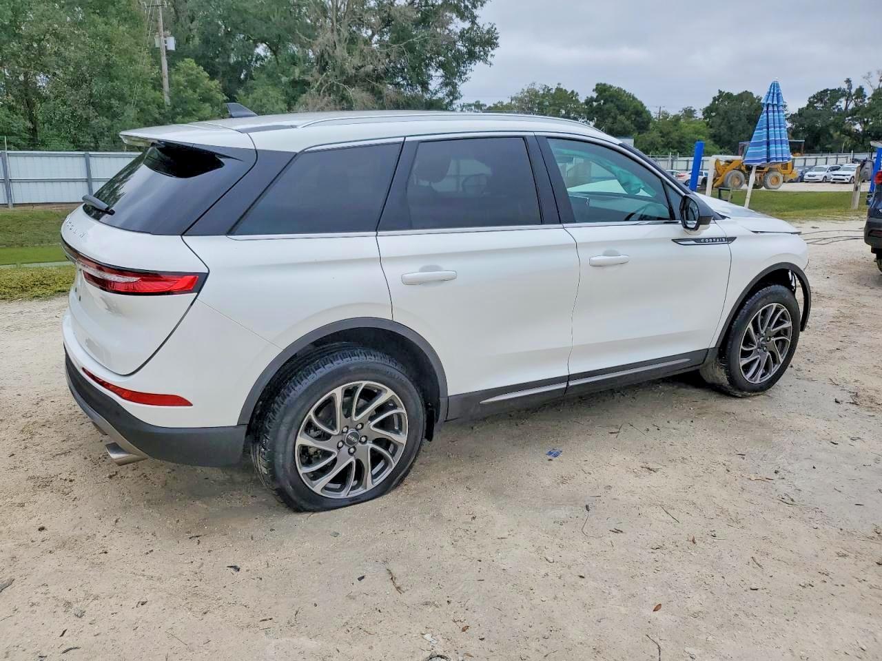 2022 Lincoln Corsair - Image 3