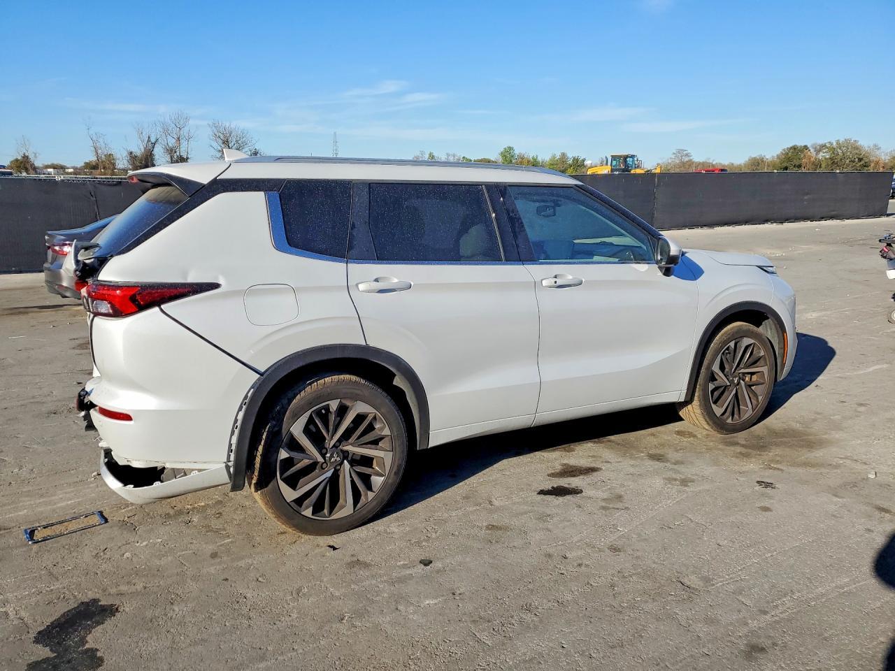 2024 Mitsubishi Outlander Sel - Image 3