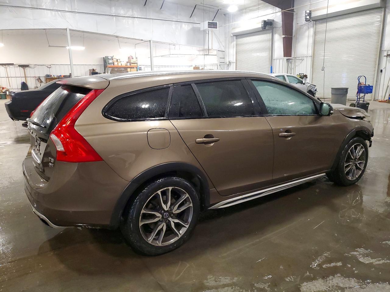 2016 Volvo V60 Cross Country Platinum - Image 3