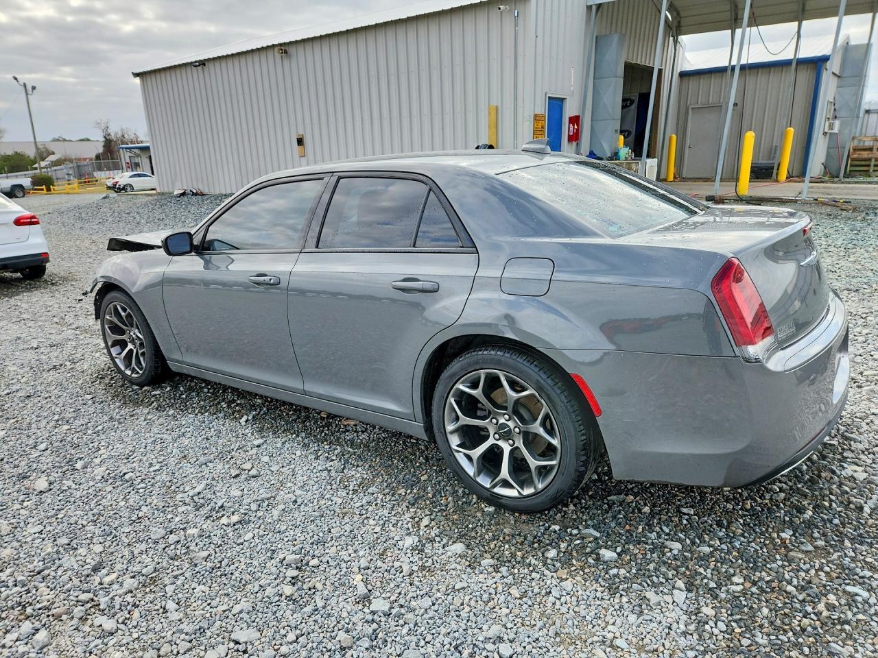 2018 Chrysler 300 Touring - Фото 2