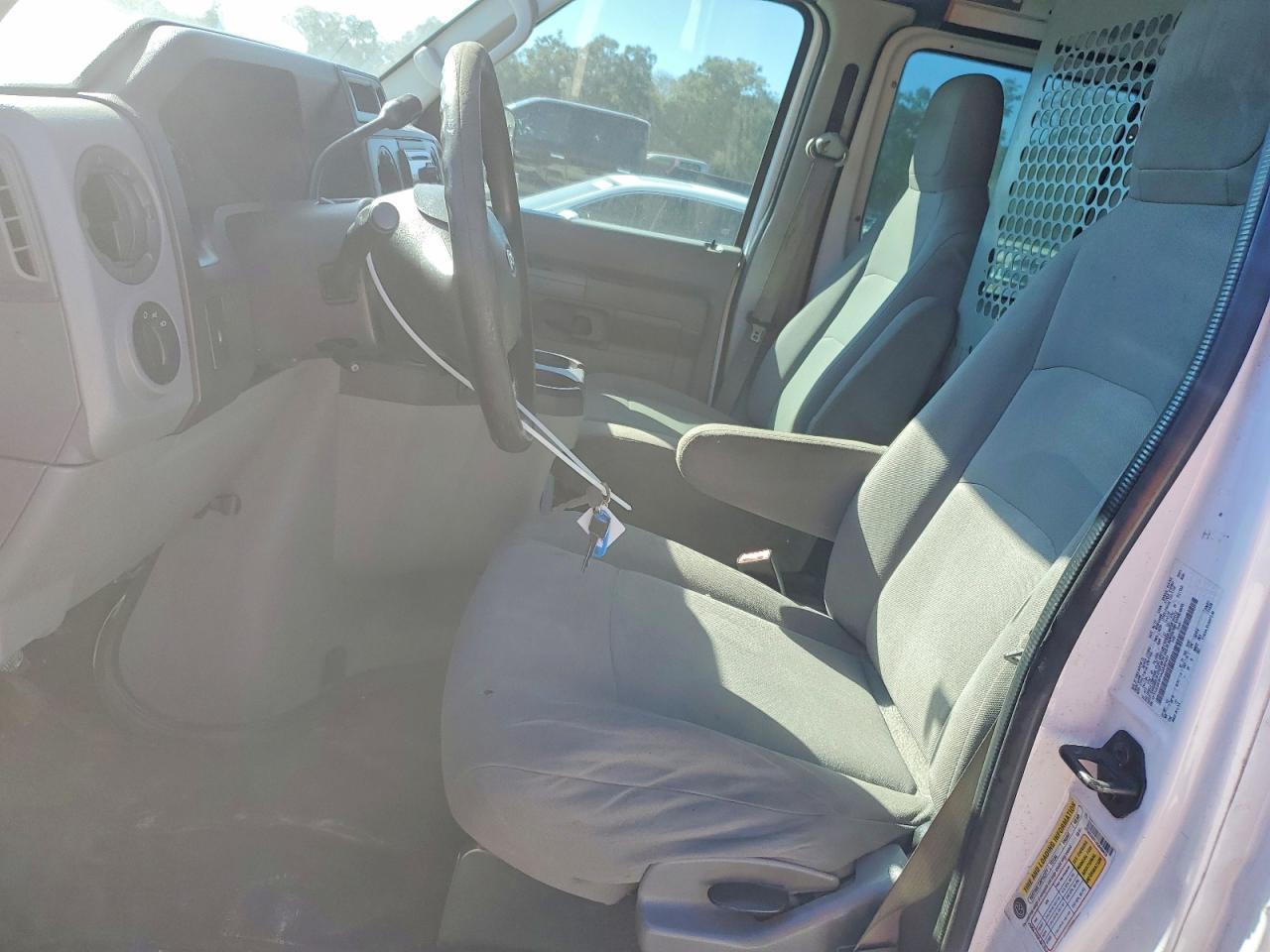 2010 Ford Econoline E250 Van - Фото 7