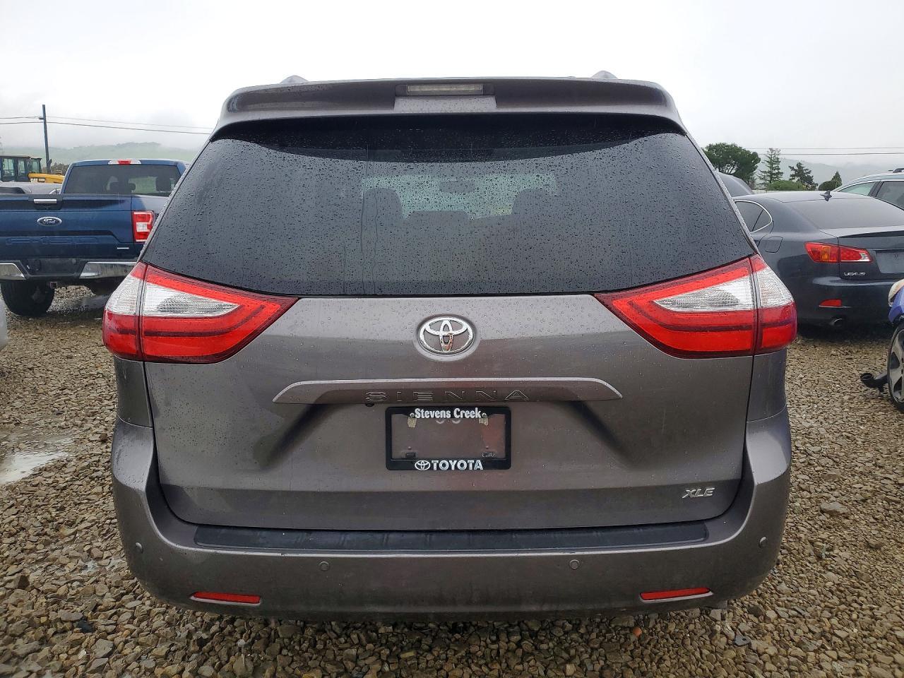 2017 Toyota Sienna Xle - Image 6