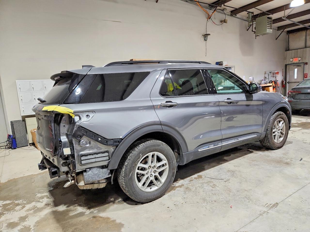 2025 Ford Explorer Active - Image 3