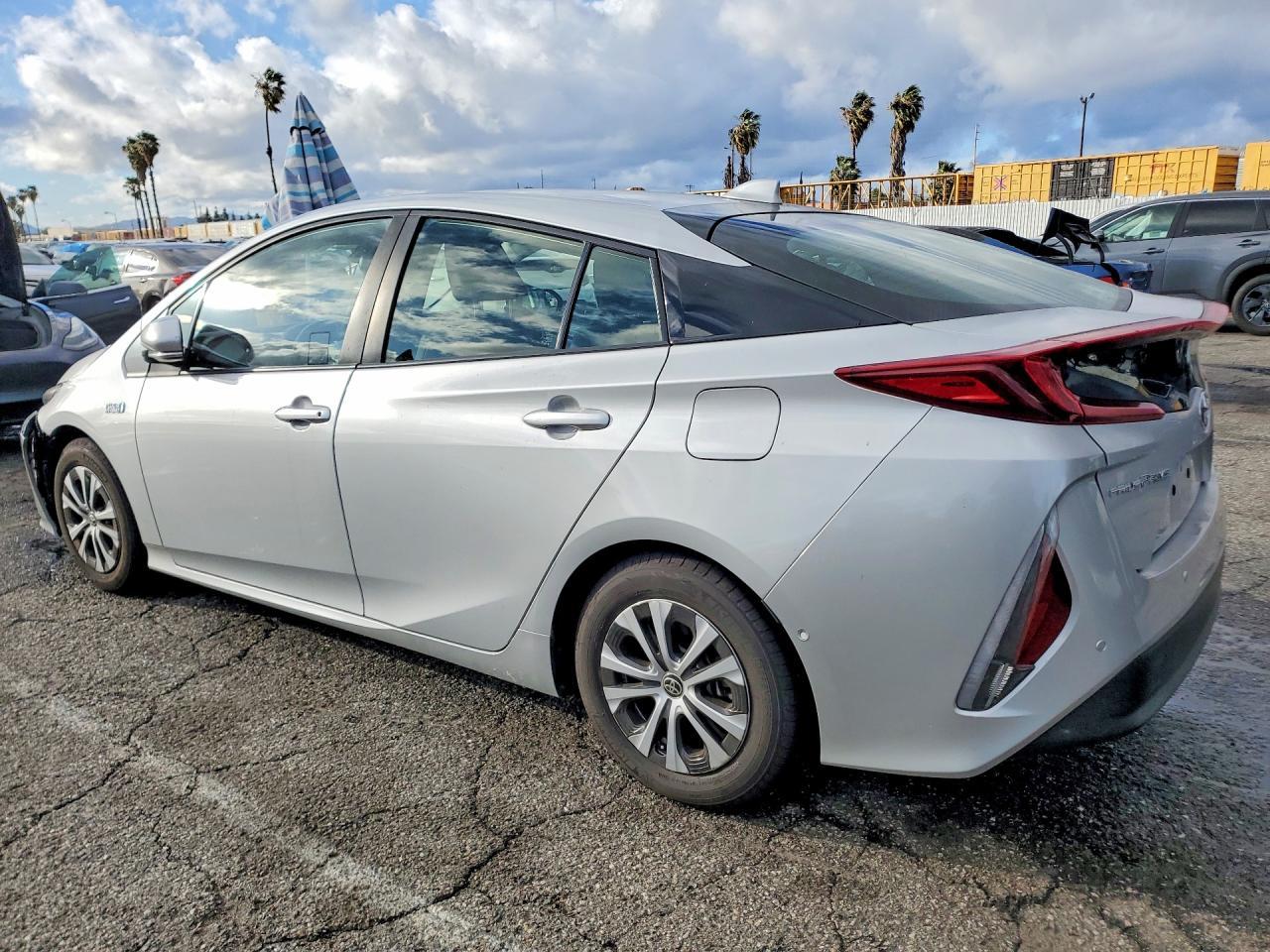 2022 Toyota Prius Prime Le - Фото 2