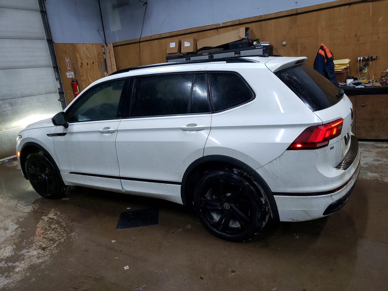 2024 Volkswagen Tiguan Se R-Line Black - Image 2