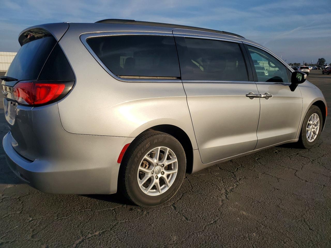 2020 Chrysler Voyager Lxi - Фото 3