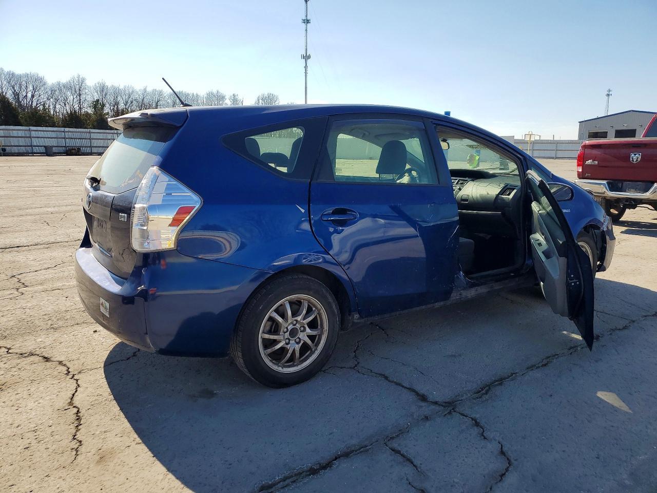 2012 Toyota Prius V - Фото 3