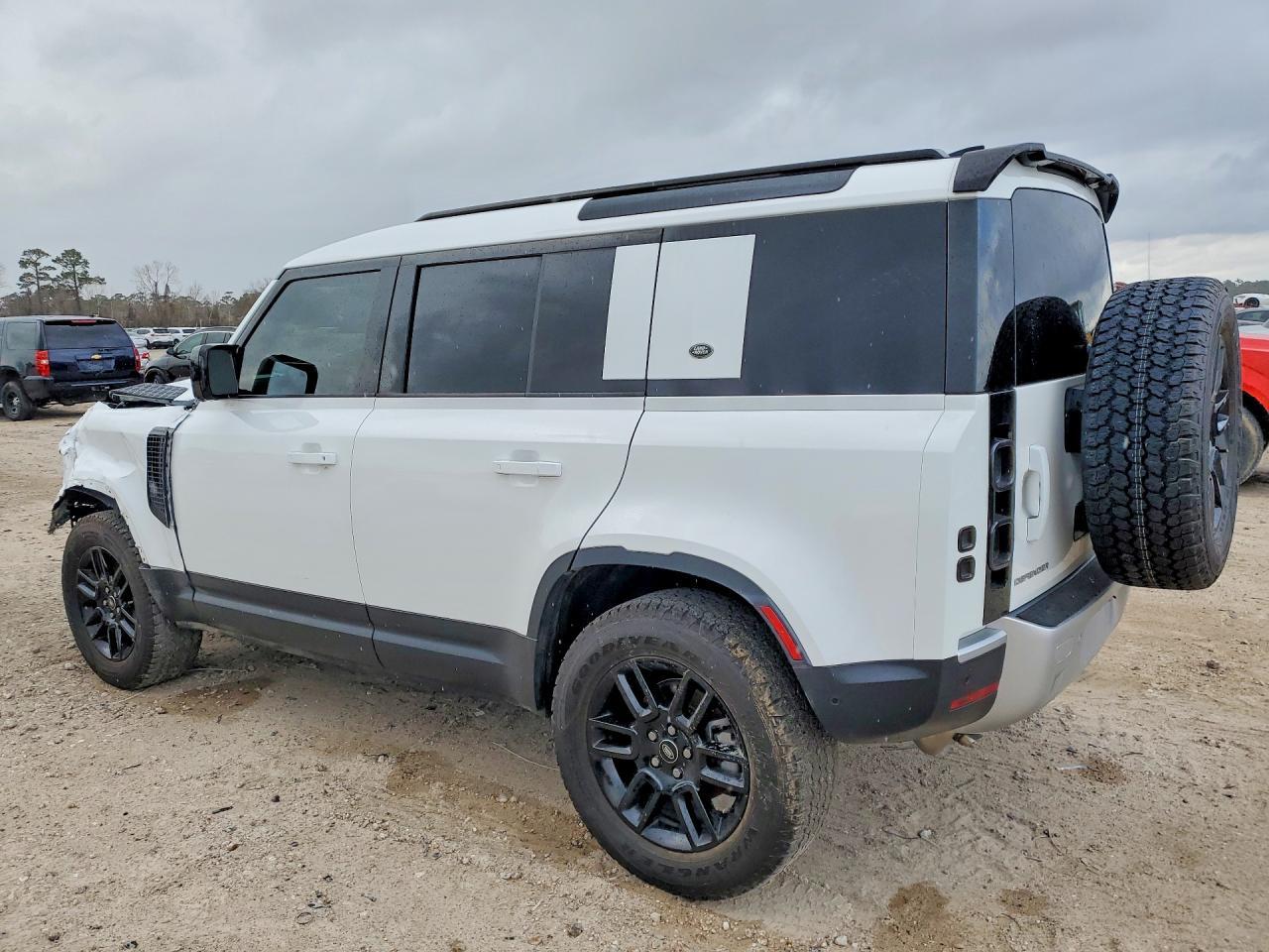 2023 Land Rover Defender 110 S - Фото 2