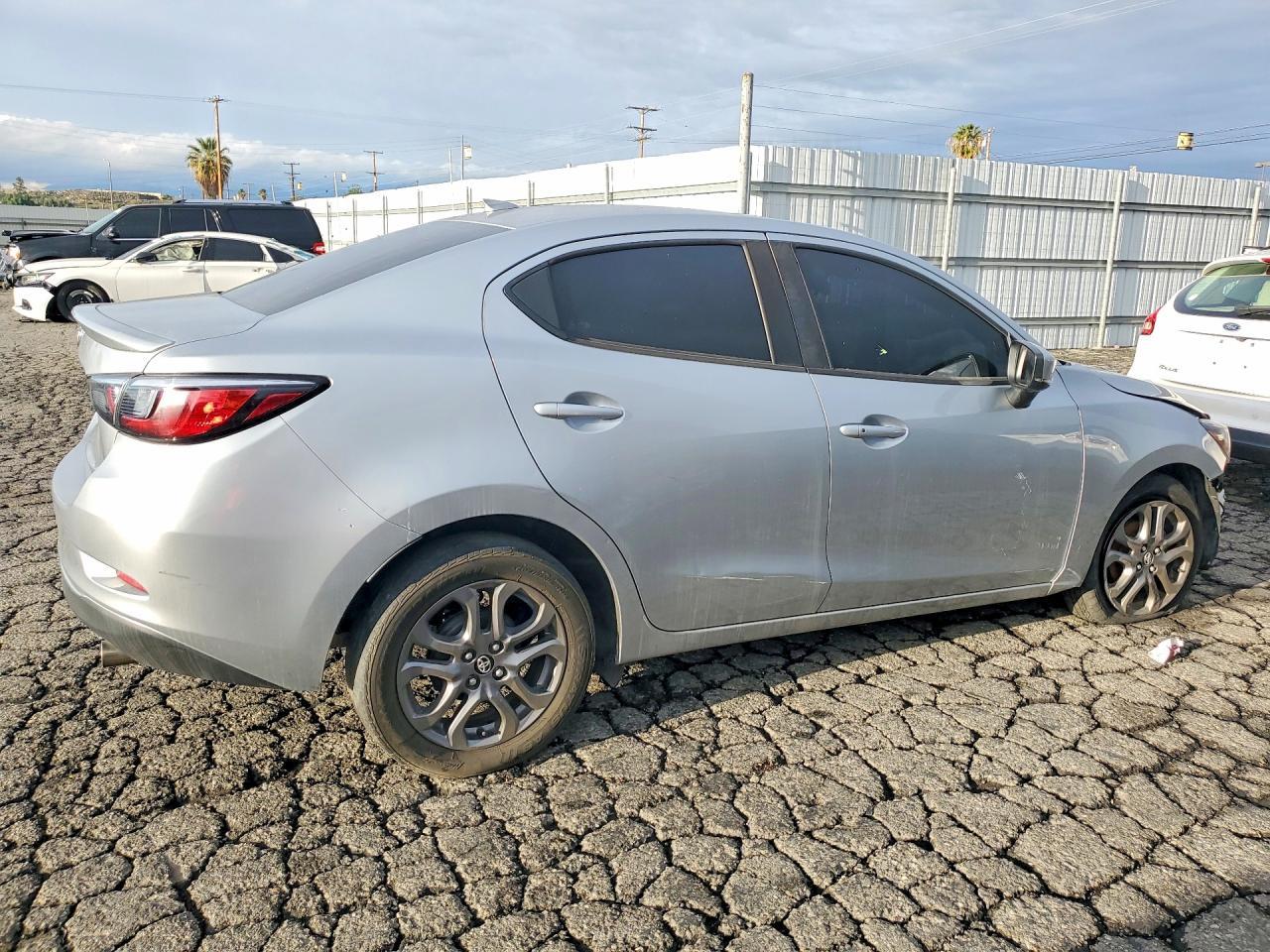 2019 Toyota Yaris L - Фото 3