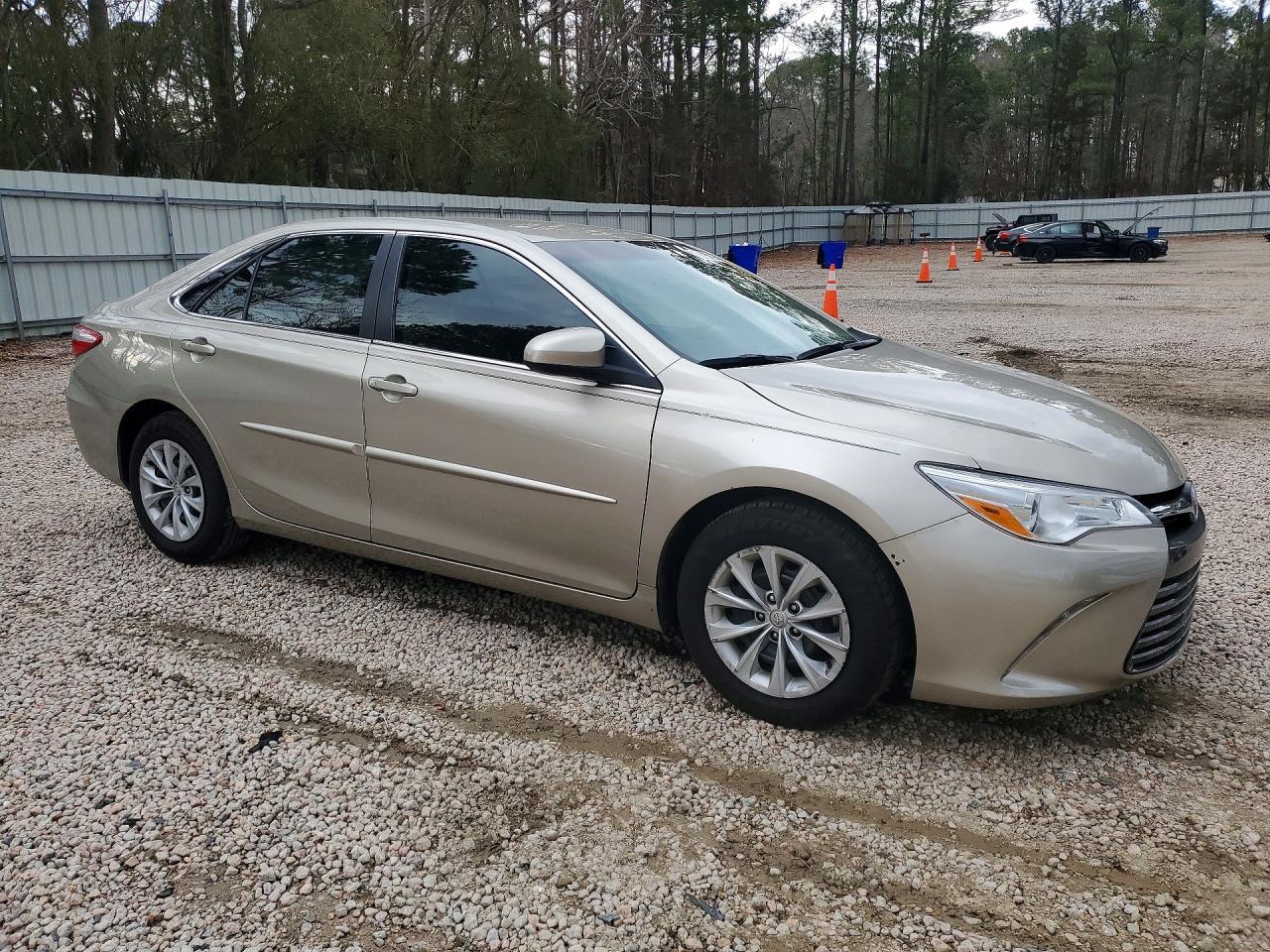2015 Toyota Camry Le - Фото 4