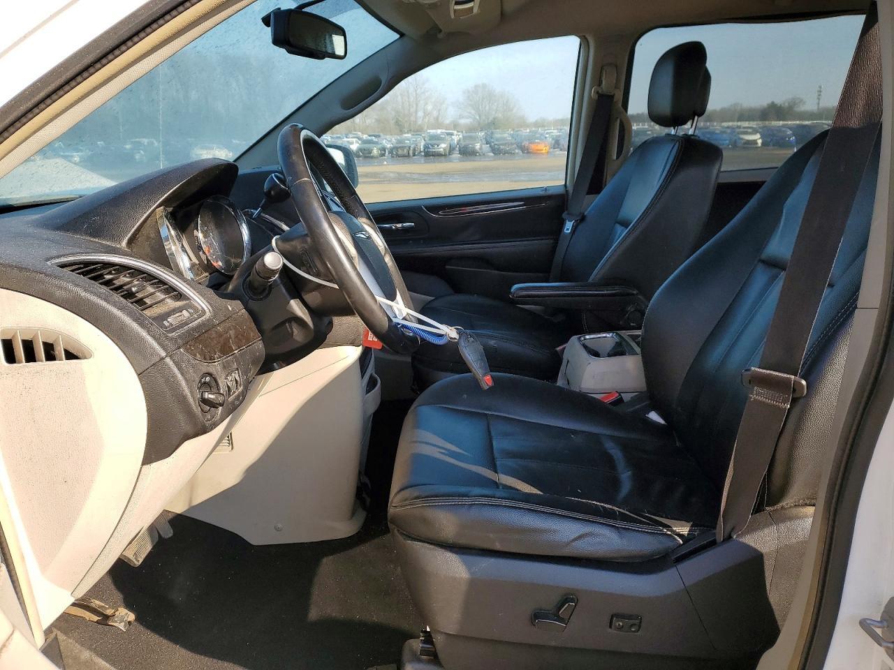 2016 Chrysler Town & Country Touring - Фото 7
