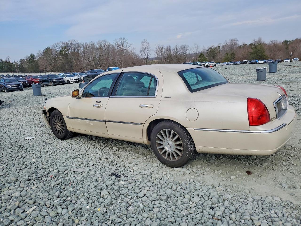 2003 Lincoln Town Car Signature - Image 2