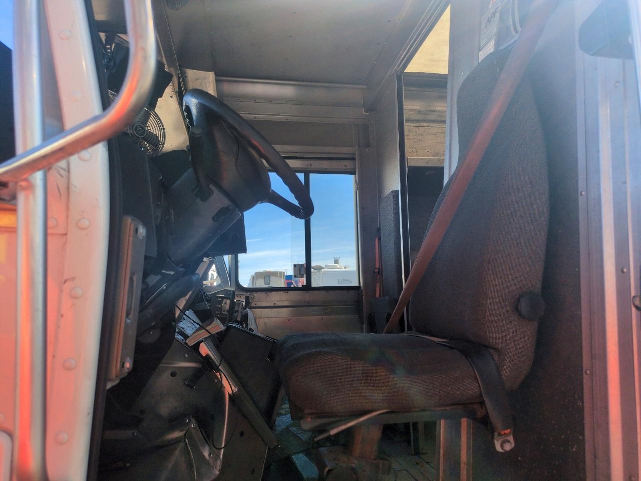 2017 Ford E450 Delivery Van - Фото 7