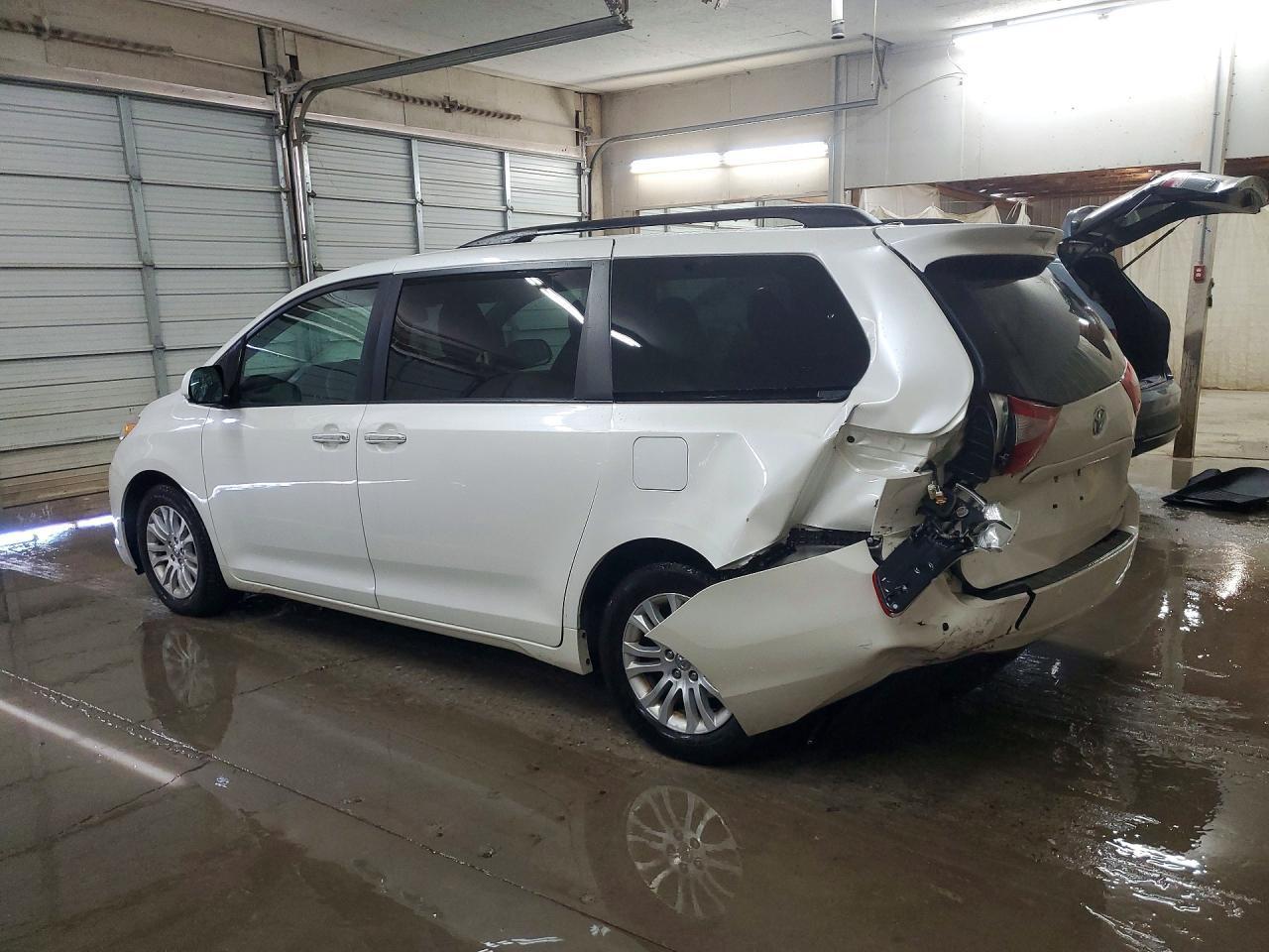 2017 Toyota Sienna Xle - Image 2